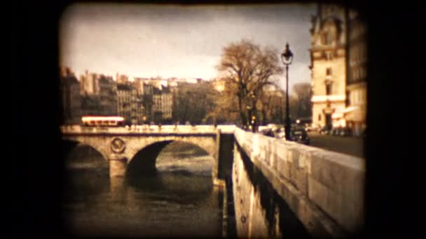 Imágenes históricas de un puente sobre el río Sena en París — Vídeos de Stock