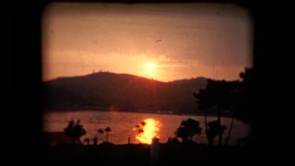 Ein schöner Sonnenuntergang an der französischen Riviera oder an der italienischen Amalfiküste — Stockvideo