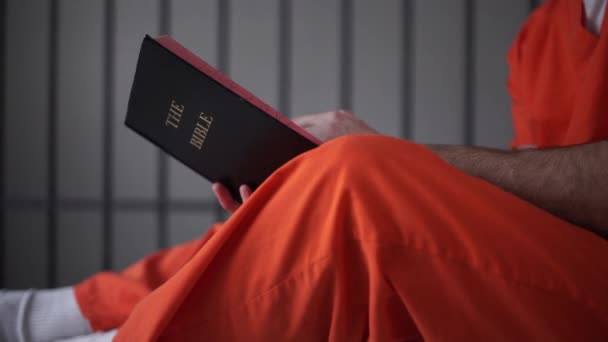 Sahne bir mahkumun hapis bir İncil okuma — Stok video