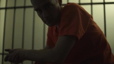 Cezaevinde bir mahkumun görünümünü