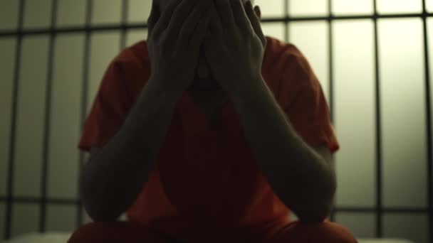 Escena de un preso deprimido en prisión — Vídeos de Stock