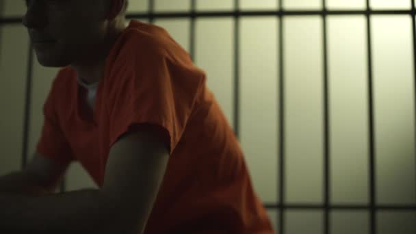 Veduta di un detenuto in prigione — Video Stock