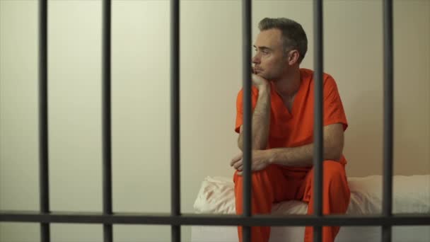 Вид заключенного в тюрьме — стоковое видео