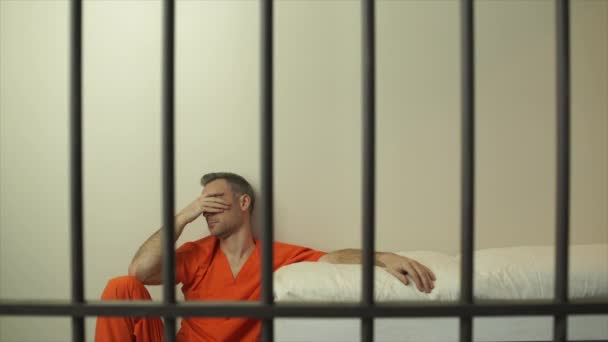 Vue d'un détenu en prison — Video
