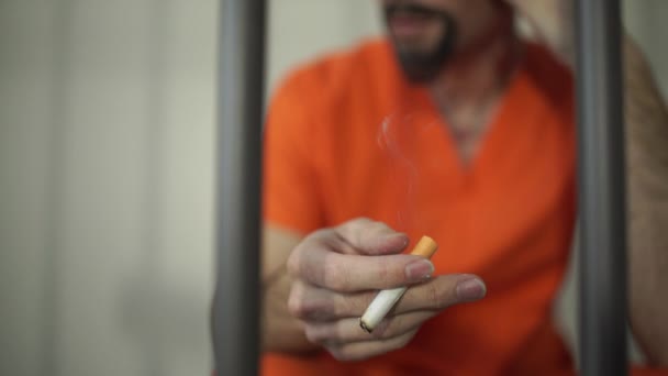 被収容者の刑務所での喫煙のシーン — ストック動画