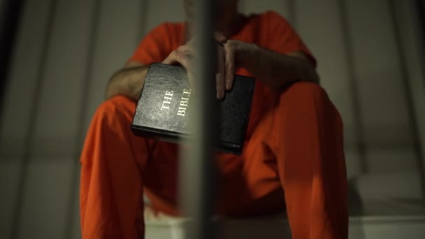 Escena de un preso leyendo una biblia en prisión — Vídeo de stock