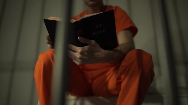 Cena de um preso lendo uma bíblia na prisão — Vídeo de Stock