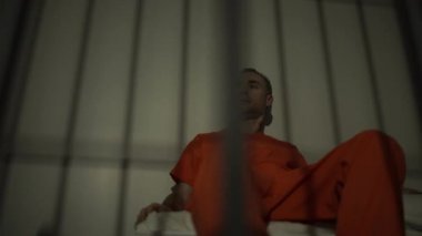 Cezaevinde bir mahkumun görünümünü