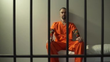 Cezaevinde bir mahkumun görünümünü