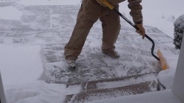 Veduta di un uomo che spalava neve — Video Stock