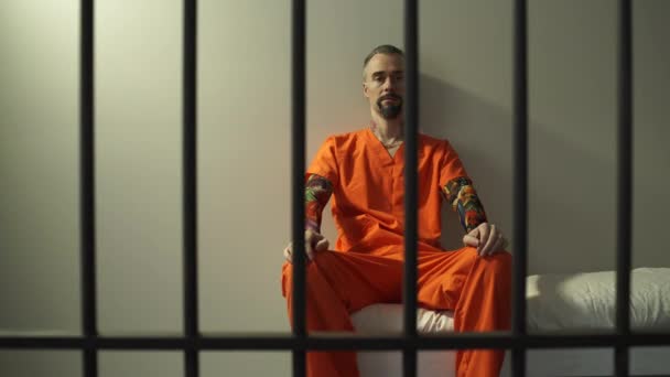 Προβολή ενός κρατουμένου στις φυλακές — Αρχείο Βίντεο