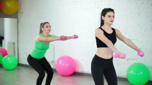 Dos hermosa mujer del deporte haciendo ejercicio de fitness — Vídeo de stock