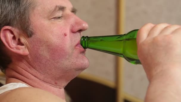 Nahaufnahme eines Faulen, der Bier trinkt — Stockvideo