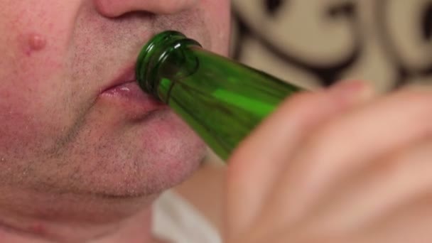 Gros plan d'un homme paresseux buvant de la bière — Video