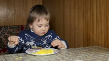 Bebek çocuk mutfakta kızarmış yumurta yiyor