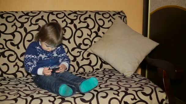 Bambino bambino utilizzando smartphone — Video Stock