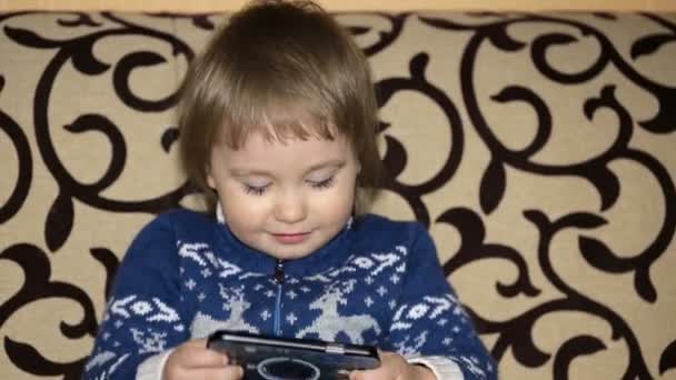 Baby jongen met smartphone — Stockvideo