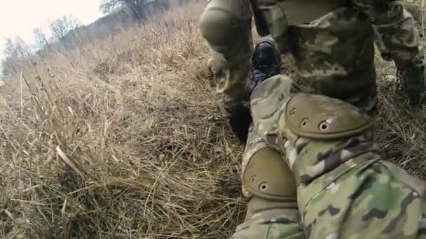 Evakuierung von Verletzten. die Soldaten trugen die Verwundeten — Stockvideo