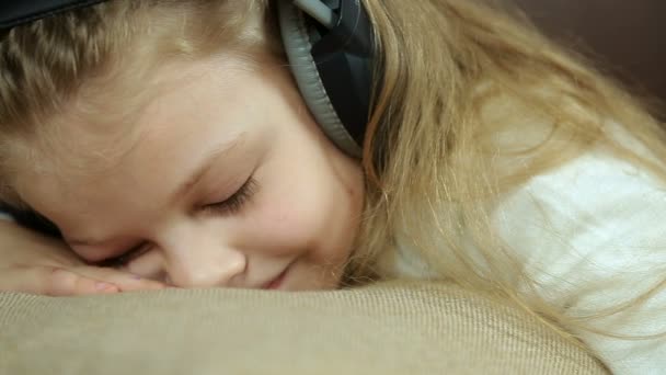 Yastığın üzerinde uyuyan küçük kız — Stok video