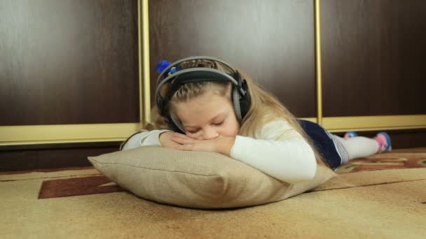 Bambina che dorme sul pavimento — Video Stock