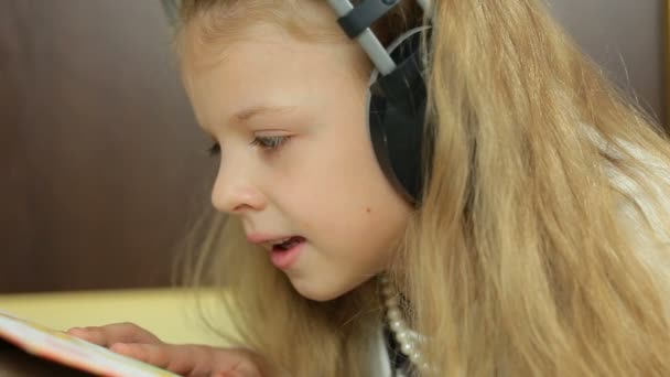 Niña leyendo un libro — Vídeos de Stock