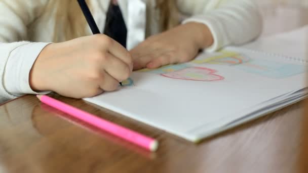 Kleines hübsches Mädchen zeichnet mit farbigen Filzstiften am Tisch im Zimmer. — Stockvideo