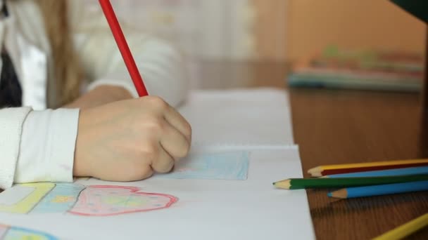 Petite jolie fille dessine avec des marqueurs de couleur à la table dans la chambre . — Video