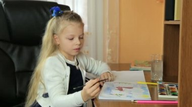 sevimli küçük kız boya fırçası ile resim