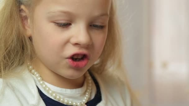 Hübsches kleines Mädchen malt ein Bild mit einem Pinsel — Stockvideo