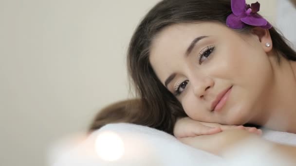 Hermosa chica en el salón de masajes está mirando a la cámara — Vídeos de Stock