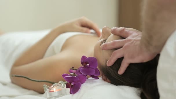 Ansiktsbehandling massage vacker flicka — Stockvideo