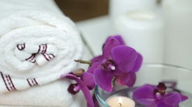 Spa natürmort mumlar ve çiçek, banyo