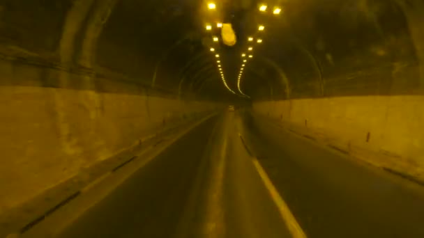 Voiture de conduite sur la route côtière à travers le tunnel — Video