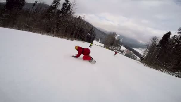 Snowboard sobre nieve fresca — Vídeos de Stock