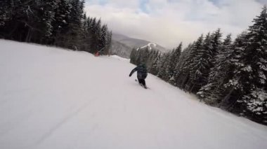 Bir kayakçı kış, kayaklar karla kaplı dağ yamacında rides