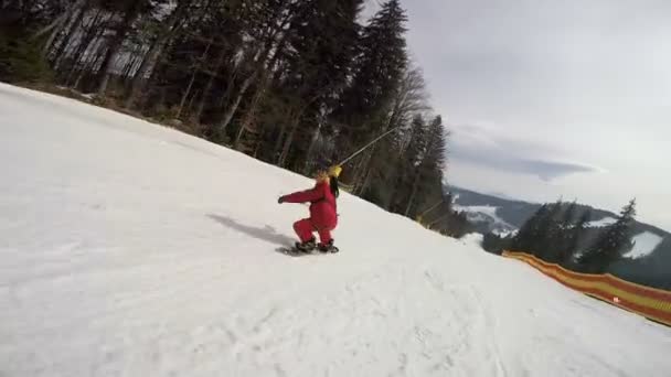 Snowboarder σε πίστα είναι χιονισμένα βουνά — Αρχείο Βίντεο