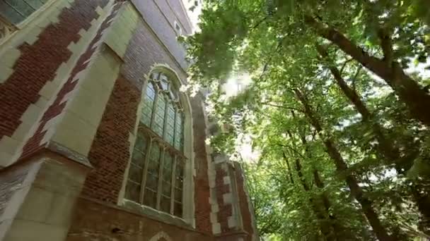 Église allemande dehors. Lumière du soleil, Fenêtre — Video