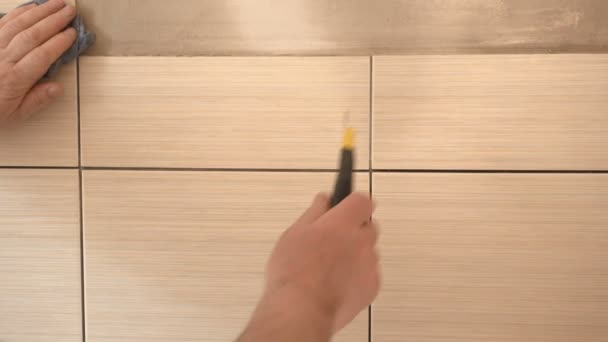 Homem de limpeza telhas cerâmicas na cozinha — Vídeo de Stock