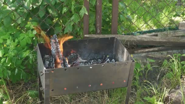 Houtskool op brand in een BBQ-grill — Stockvideo