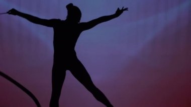 güzel kız jimnastikçiler bant ile akrobatik çalışmaları gerçekleştirme siluet