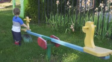 Küçük yalnız çocuk oyun oynar