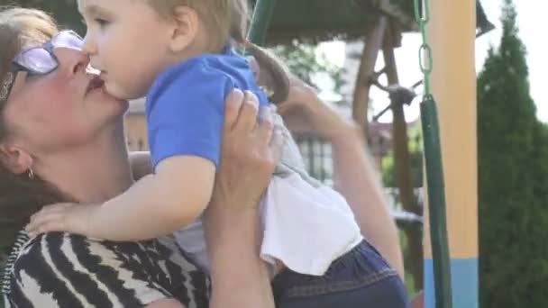 Großmutter und ihr Enkel spielen auf dem Spielplatz — Stockvideo