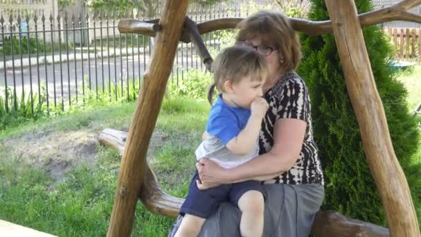 Abuela y su nieto jugando en el patio — Vídeo de stock