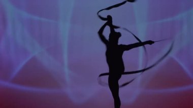 güzel kız ve adam jimnastikçiler bant ile akrobatik çalışmaları gerçekleştirme siluet
