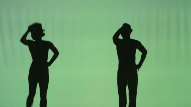 Silhouet paar dansers op het podium — Stockvideo