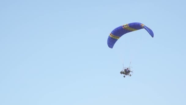 Parachute met motor vliegen in de lucht — Stockvideo