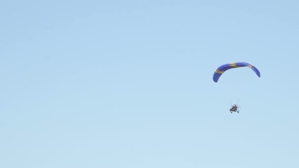 Havada uçan motor ile paraşüt — Stok video