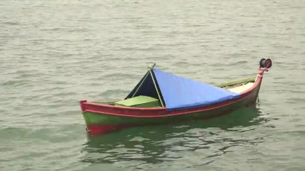 Рыбацкая лодка скачет вверх и вниз по морю — стоковое видео