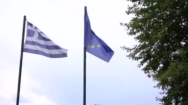 Grekland och Eu-flaggan flagga vajande i himlen — Stockvideo