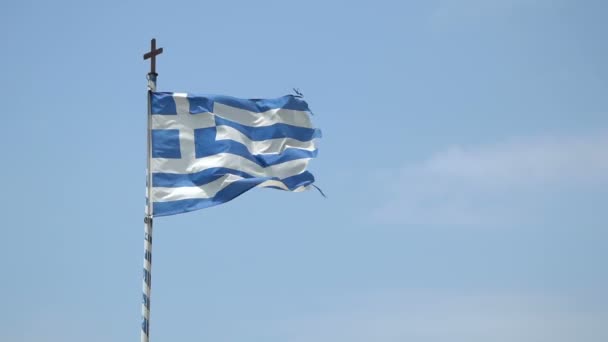 Griekse vlag zwaaiend in de blauwe lucht — Stockvideo